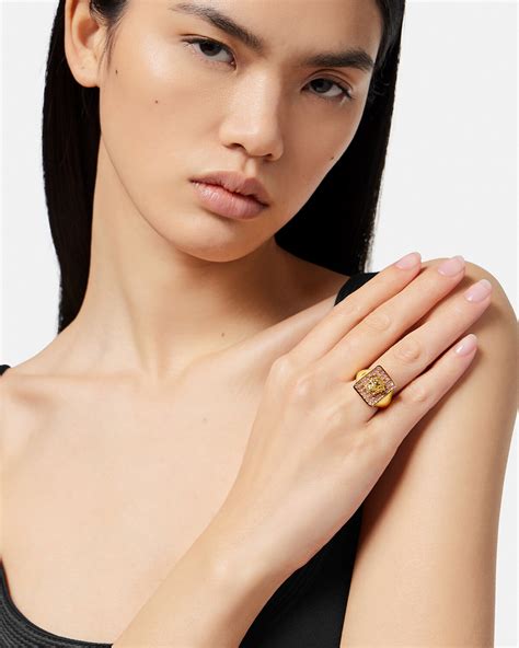 anillo de versace mujer|Anillo con cristales Gianni Ribbon .